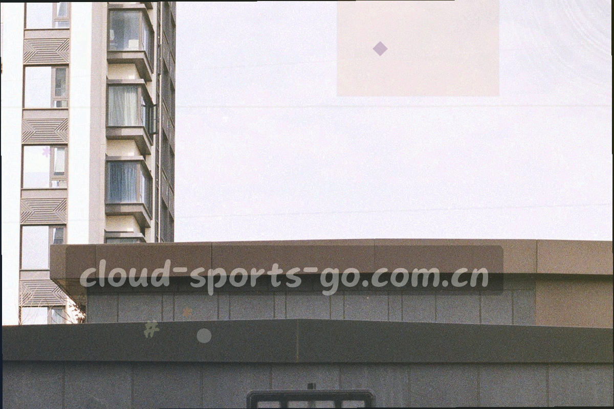 球员奔跑剪影，逆光拍摄，画面对角线构图，不显示球衣号码与姓名